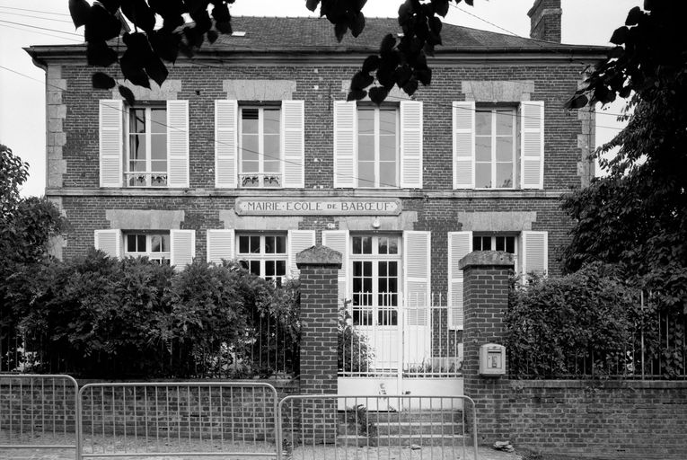 Mairie et école primaire de Baboeuf