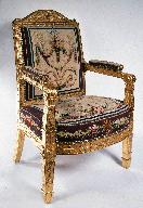 Ensemble de trois fauteuils à la reine et paire de tabourets autrefois utilisés comme sièges de célébrant