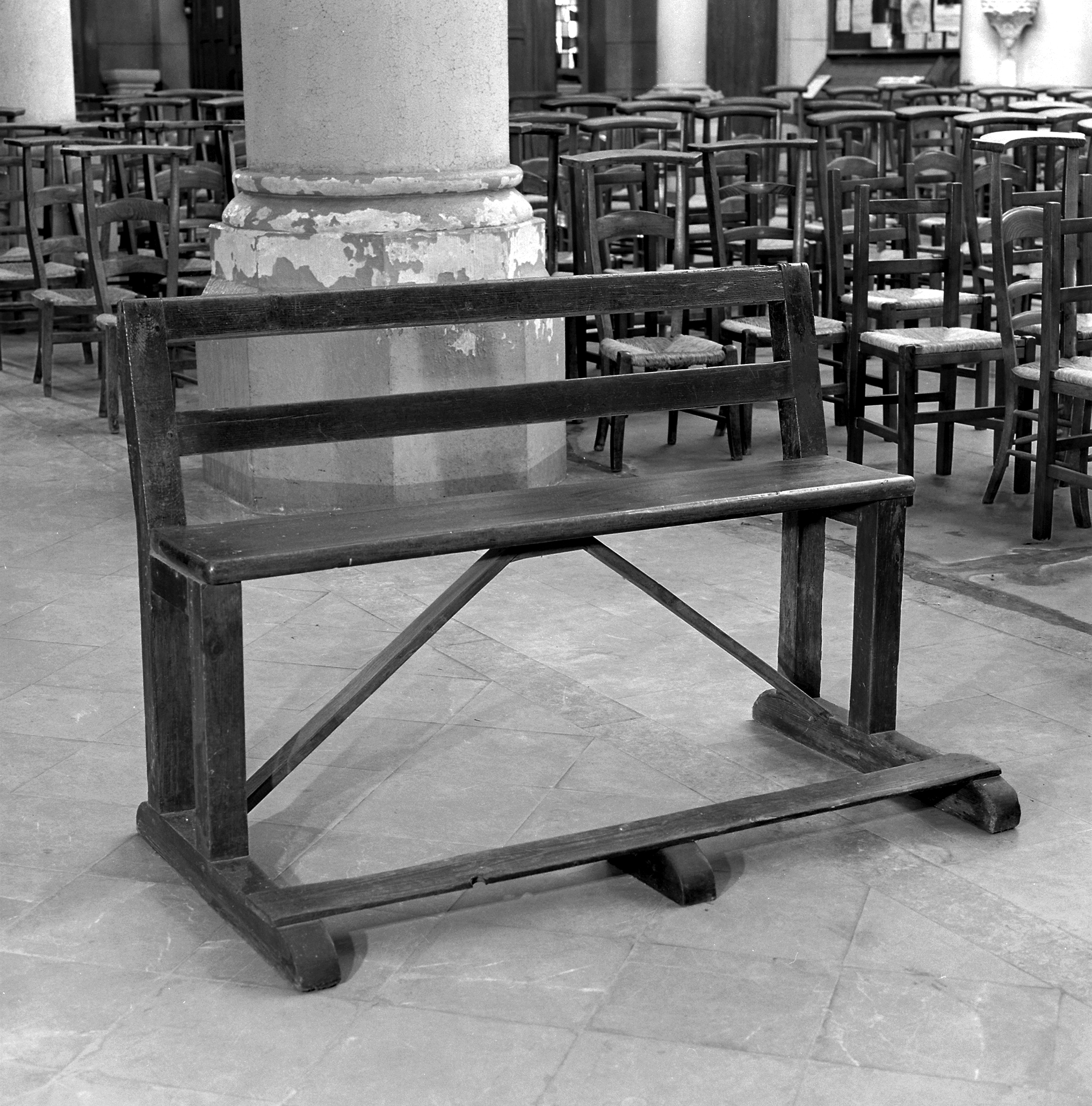 Ensemble de trente-deux bancs de fidèles pour enfants