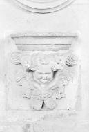 Quatre bénitiers d'applique