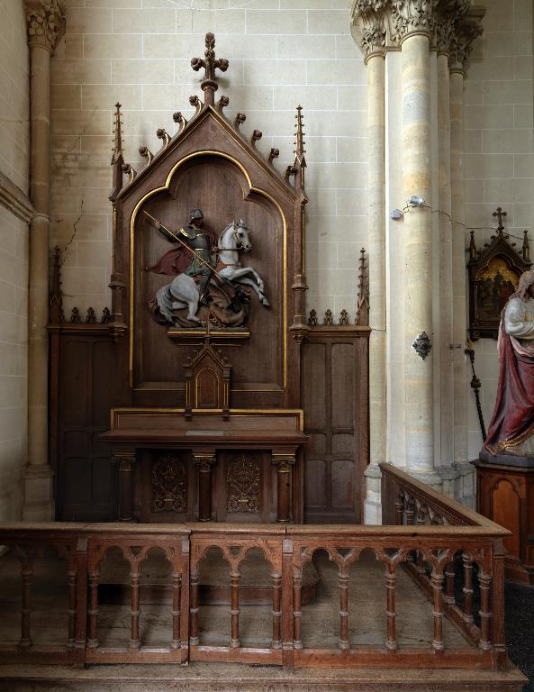 Ensemble des autels secondaires de saint Georges et de la Sainte Famille (autels composites, degrés et gradins d'autel, retables architecturés, tabernacles architecturés, lambris, clôtures d'autel), de style néogothique