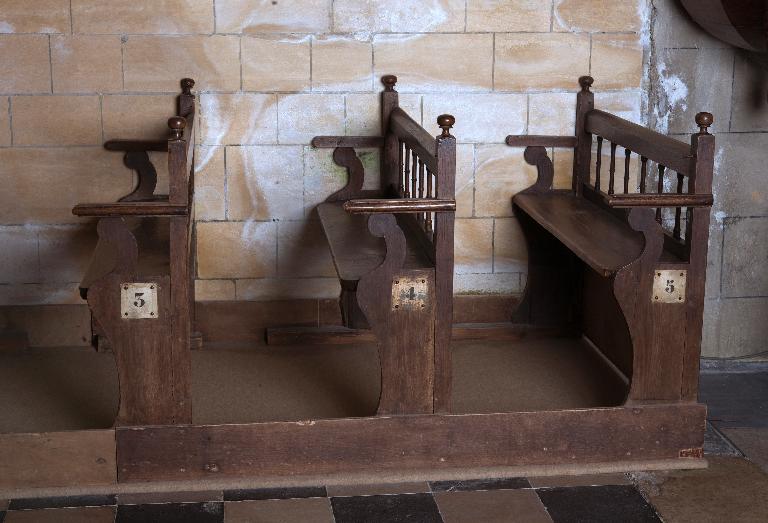 Ensemble des bancs de l'église