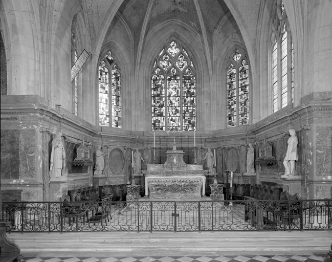 Ensemble du décor du choeur (revêtement mural, autel, tabernacle, statue)