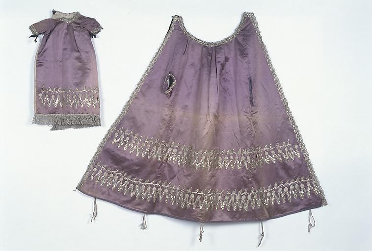 Deux robes violettes pour la statue de Notre-Dame de Boulogne