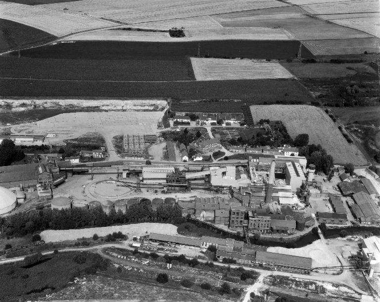 Sucrerie et distillerie, dites Cie sucrière de la Somme, puis Vuignier et Cie, puis Cie sucrière de la Somme, puis Ferdinand Beghin, puis Béghin et Cie, puis Vermandoise de sucreries, puis Sté Vermandoise Industrie