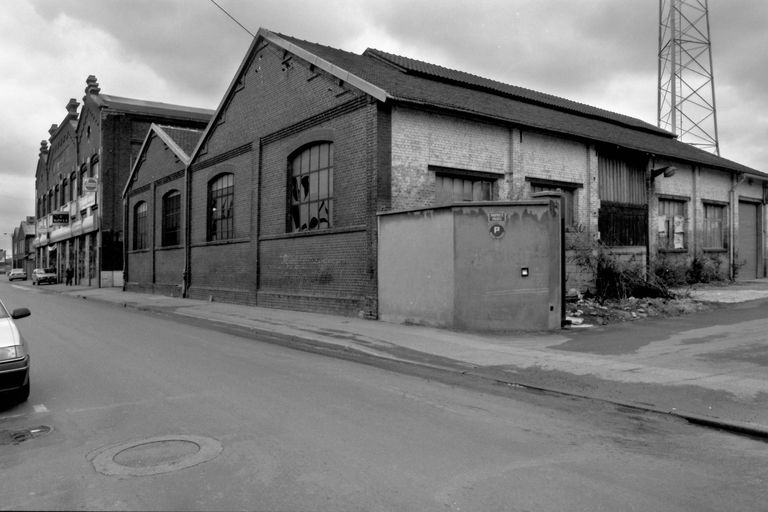 Ancienne fonderie de zinc Allary, puis usine de serrurerie (usine de coffres-forts) Fichet, puis garage de réparation automobile, puis dépôt d'autobus, puis entrepôt commercial