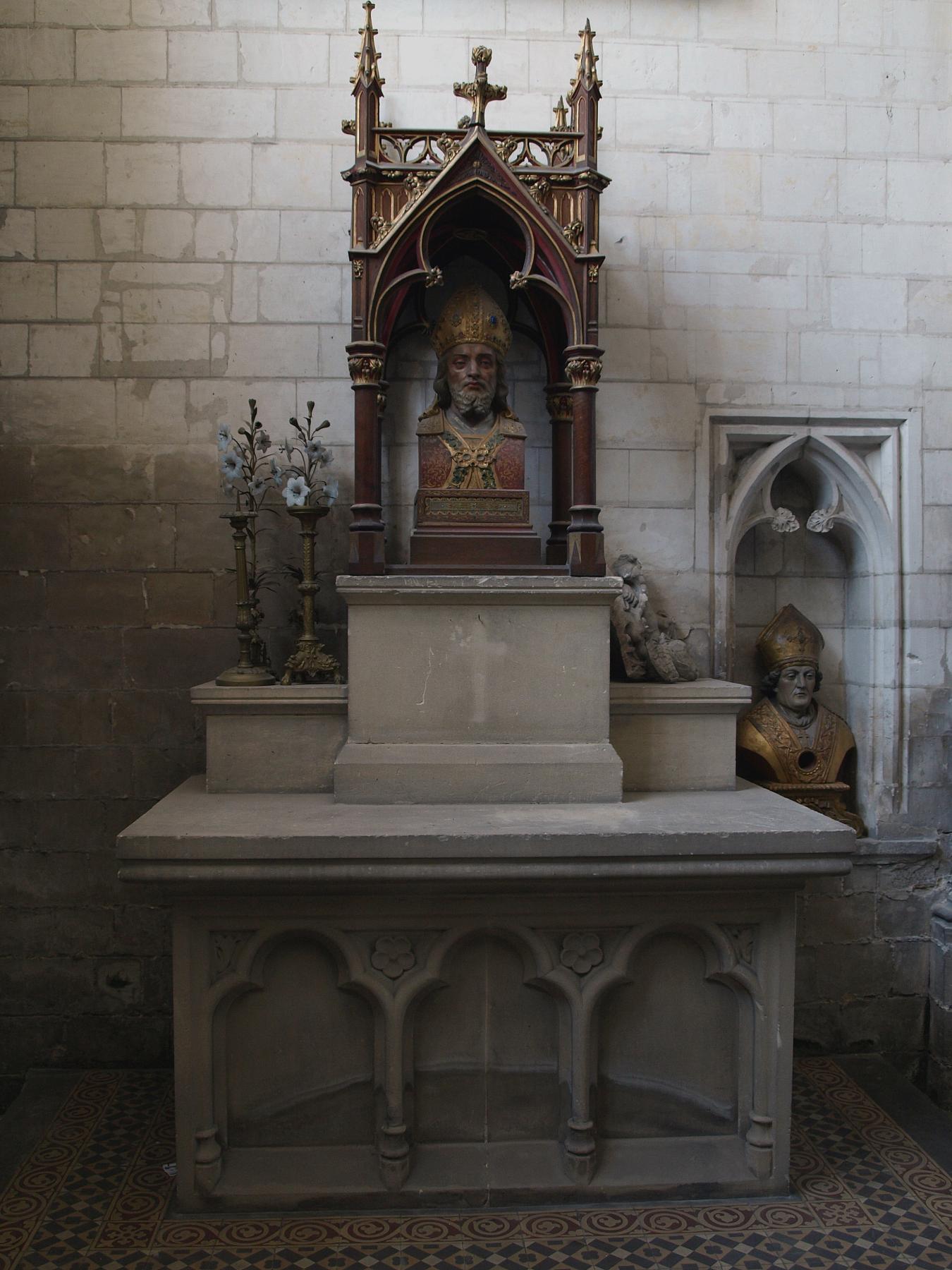 Ensemble de l'autel de la 3e chapelle nord, dite chapelle saint-Erkembode (autel, exposition, degré d'autel, gradin d'autel)