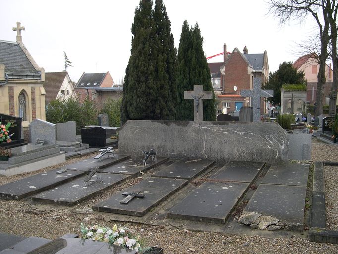 Les tombeaux de prêtres et de congrégation (Amiens métropole)