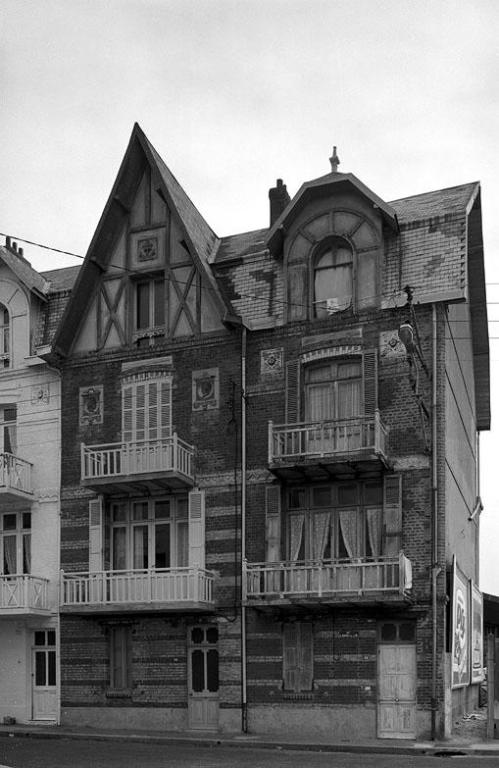 Ensemble de trois maisons dites chalets