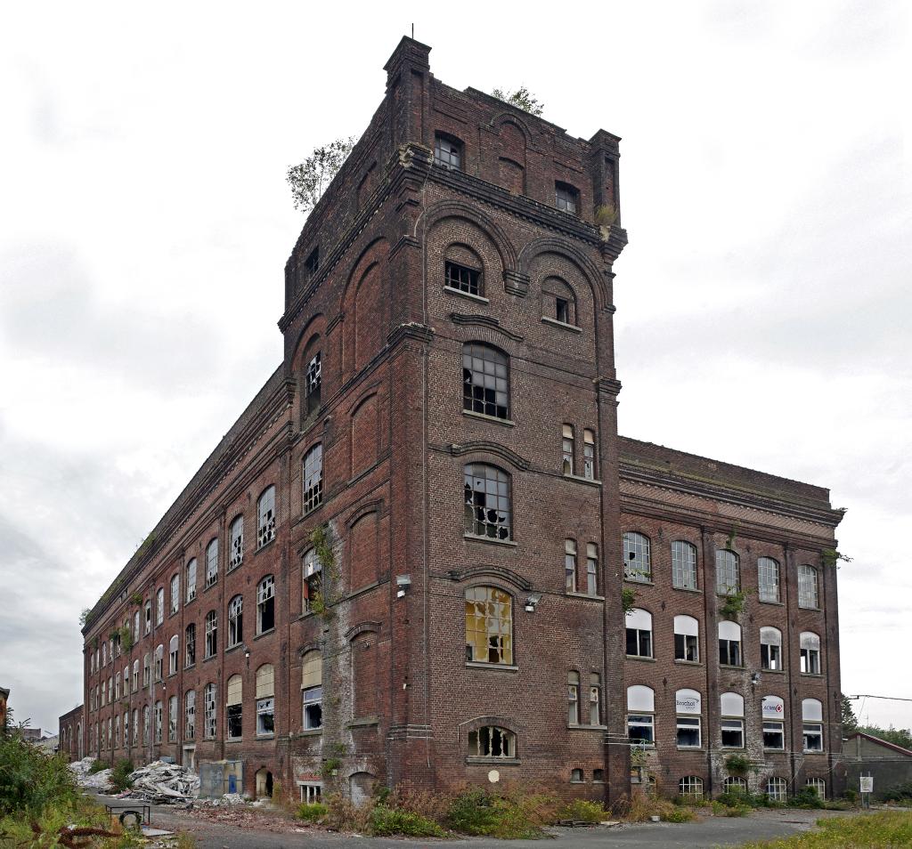 Filature Dillies frères & Catteau, puis F. et H. Carissimo, puis usine de matériel d'équipement industriel Hibon, puis usine de construction mécanique Brochot