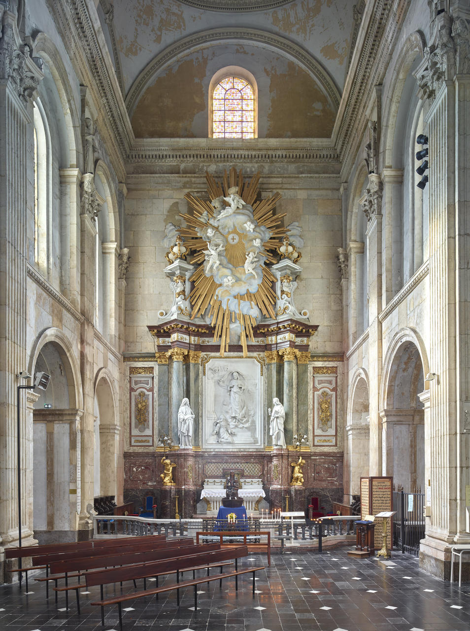 Ensemble de l'autel retable du Sacré-Cœur (autel, tabernacle, retable, deux porte-luminaires, clôture d'autel)