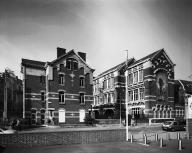 Anciennes écoles primaire et maternelle, actuellement lycée catholique Notre-Dame de Grâce