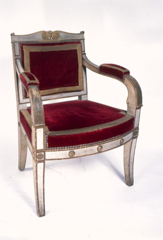 Fauteuil à la reine et paire de tabourets (siège en X) autrefois utilisés comme siège de célébrant