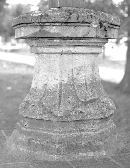 Croix de chemin (croix de carrefour) à Noyon