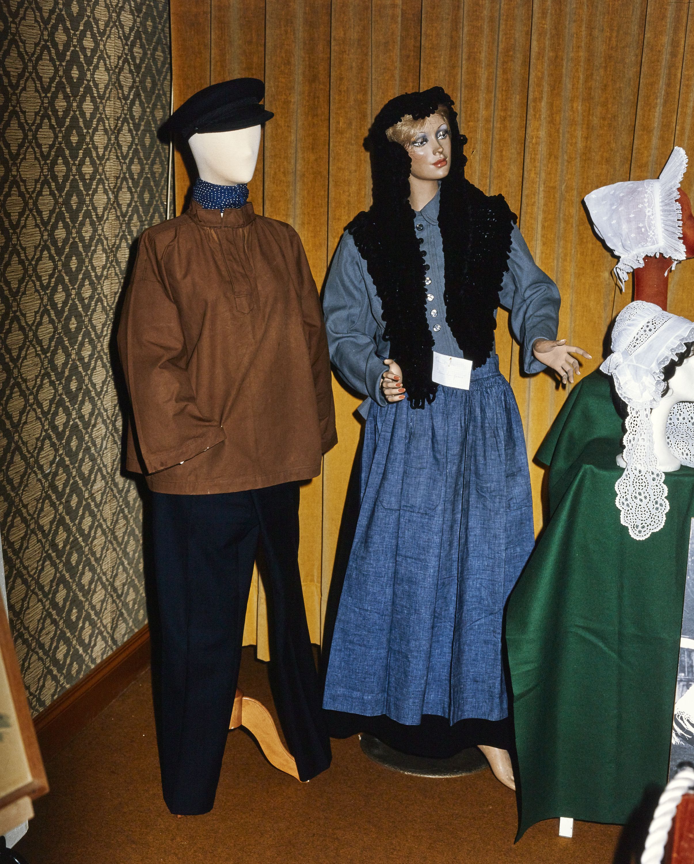 Costume de Boulonnaise (robe, tablier, châle, coiffe, bijoux)