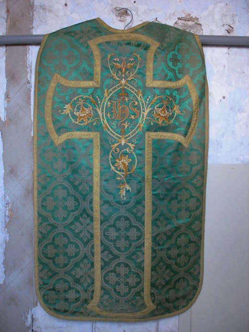 Ensemble : chasuble, manipule, voile de calice (ornement vert)