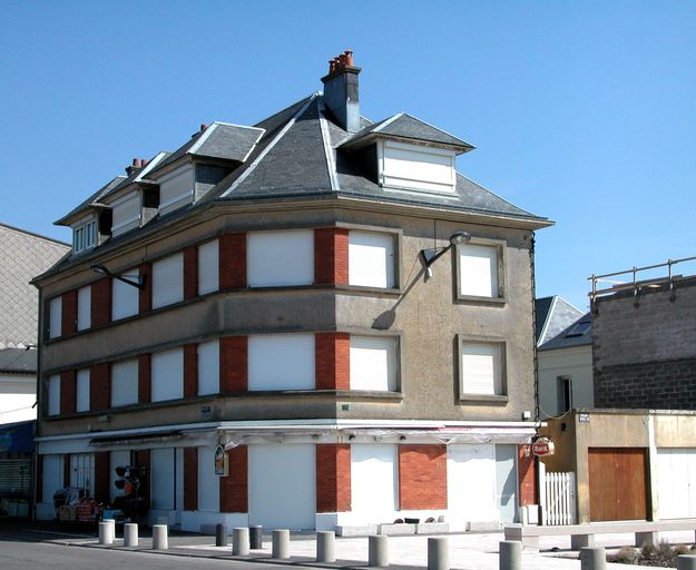 Immeuble avec boutiques (ancienne villa)