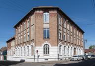 Ancienne caserne appelée pavillon Carré, puis École royale d'artillerie, puis prison, puis hôpital, puis pensionnat de jeunes filles Saint-Pierre, actuellement École Notre-Dame