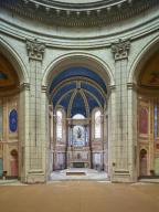 Ensemble du mobilier de la chapelle de la Vierge (groupe sculpté, autel, tabernacle, six verrières, carrelage de sol)