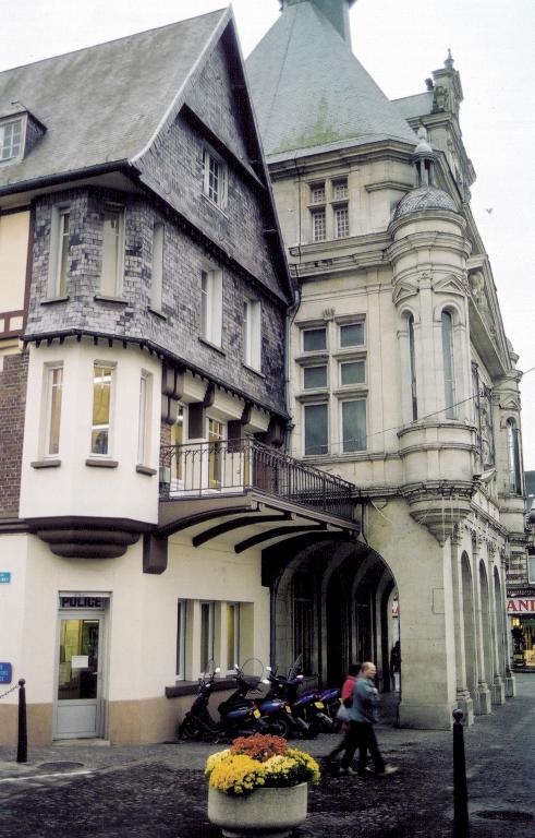 Hôtel de ville et ancien tribunal de Péronne