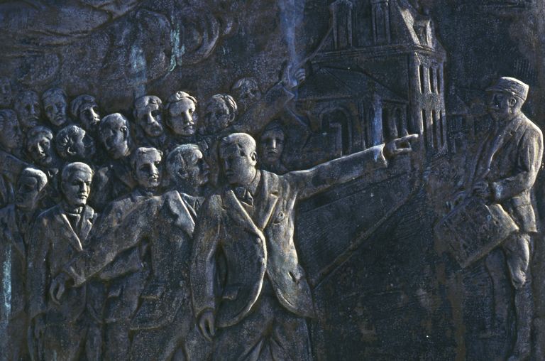 Bas-relief : La Mobilisation à Long