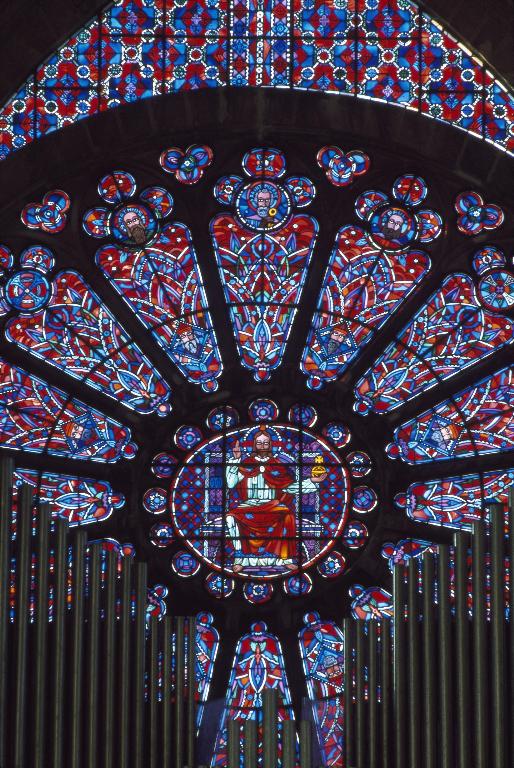 Verrière figurée décorative : le Christ en gloire, entouré des prophètes et des apôtres (rose occidentale)