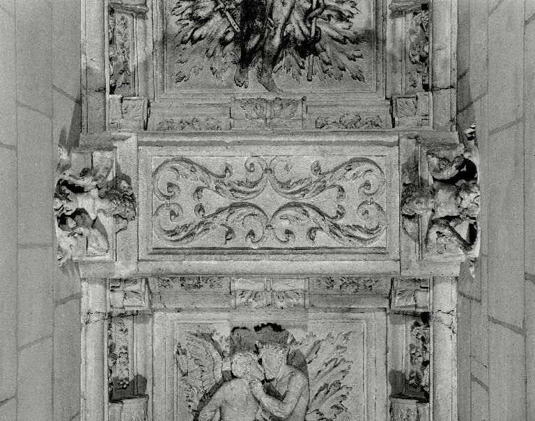 Décor du petit escalier du logis (voûte, quatre arcs, vingt-huit consoles d'architecture, garde-corps)