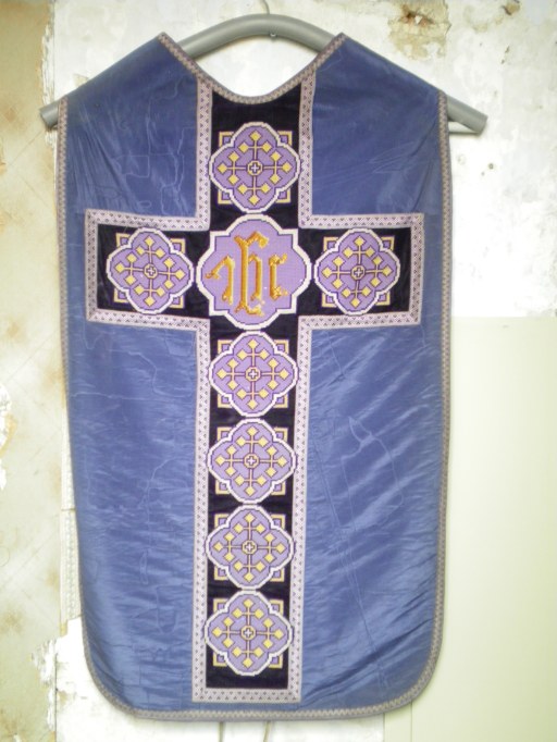 Ensemble : chasuble, étole, manipule, voile de calice, bourse de corporal (ornement violet, No 5)