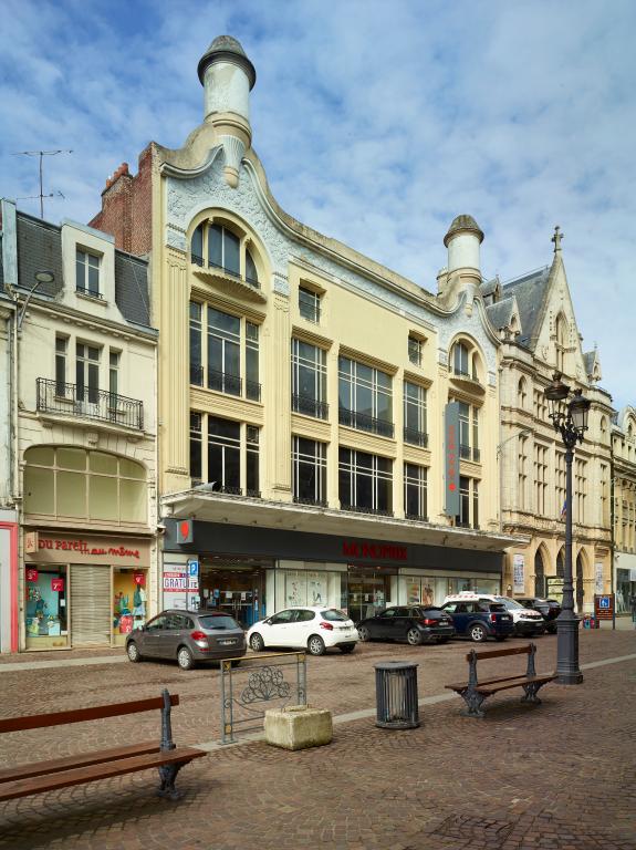 Grand magasin, dit Le Grand Bazar, puis Les Nouvelles Galeries