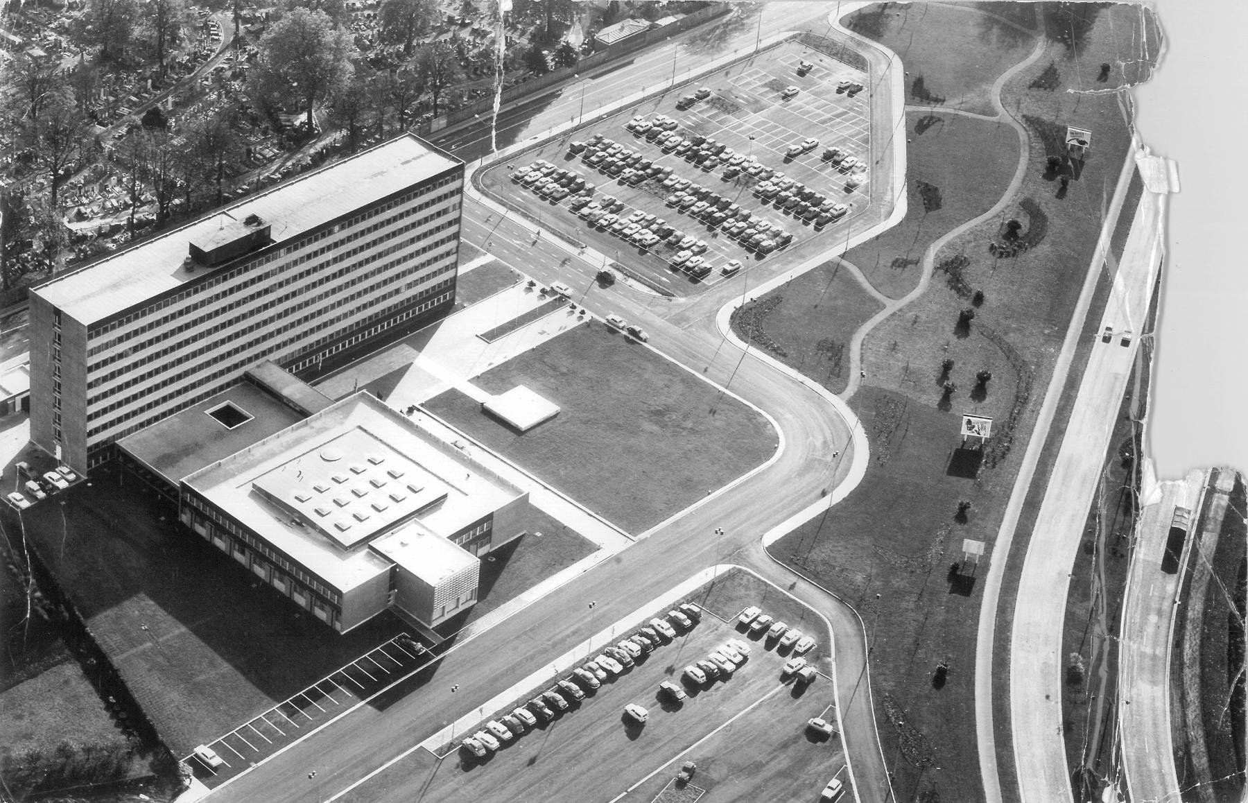 Vue aérienne de l’hôtel communautaire (CUDL), bâtiments provisoires, depuis le nord-ouest (Archives communautaires. Métropole européenne de Lille ; 11 Ph 261 n° 2).