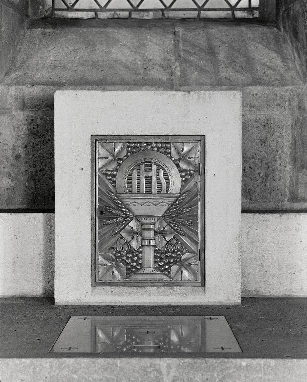 Ensemble de l'autel de style "Arts déco" de la chapelle des Œuvres ou chapelle des Catéchismes (plate-forme d'autel, autel table, gradin d'autel, tabernacle, pierre d'autel)