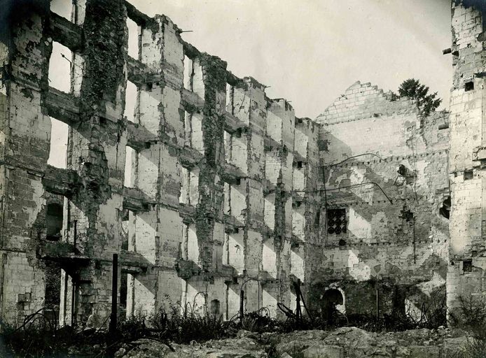 Ancienne abbaye cistercienne puis filature de coton et tissage de la Société des établissements d'Ourscamp, puis Compagnie d'Ourscamp, puis Société d´Ourscamp Mercier Meyer, puis Moritz et Cie