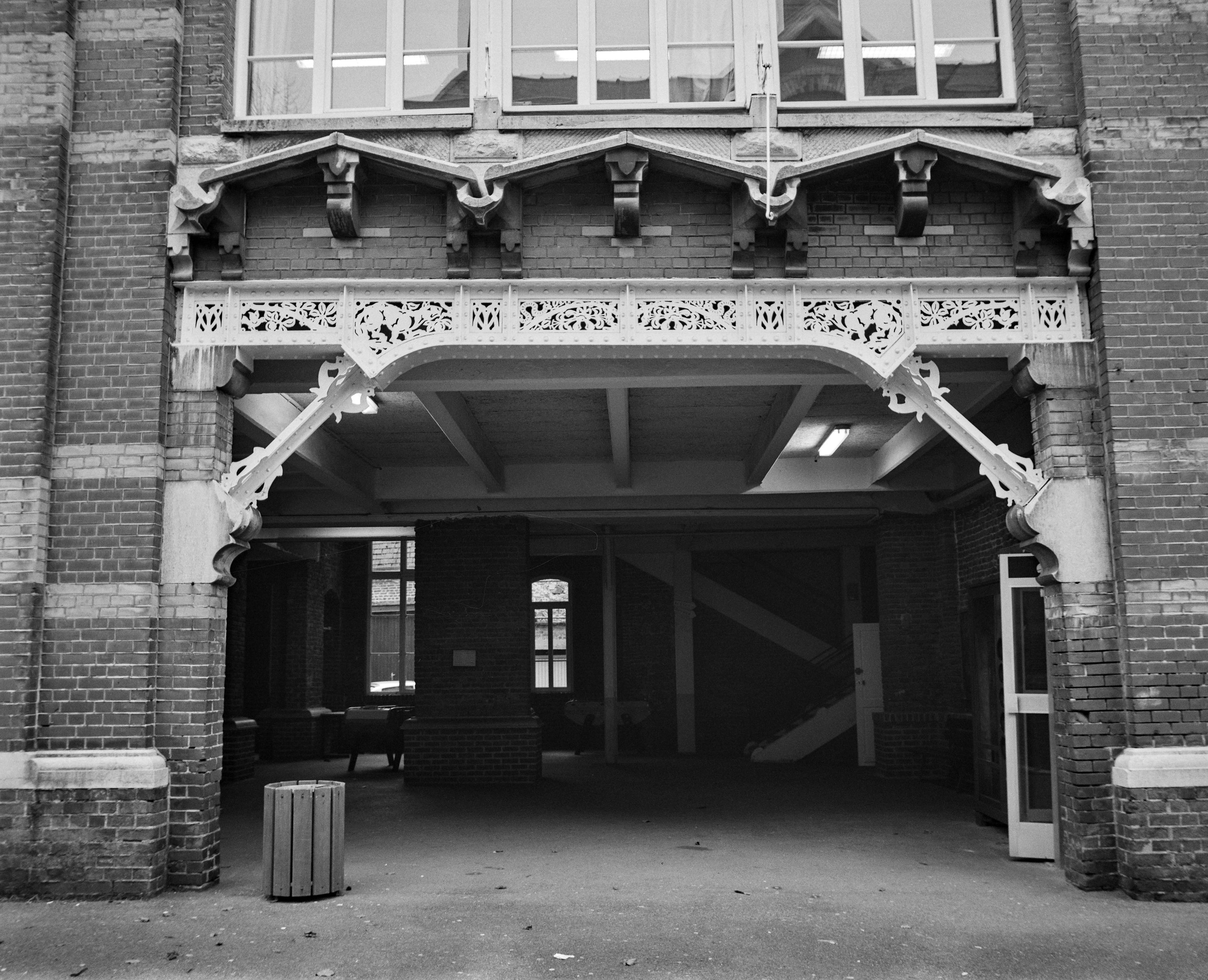 Anciennes écoles primaire et maternelle, actuellement lycée catholique Notre-Dame de Grâce