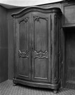 Armoire dite buffet haut (buffet de présentation ?)