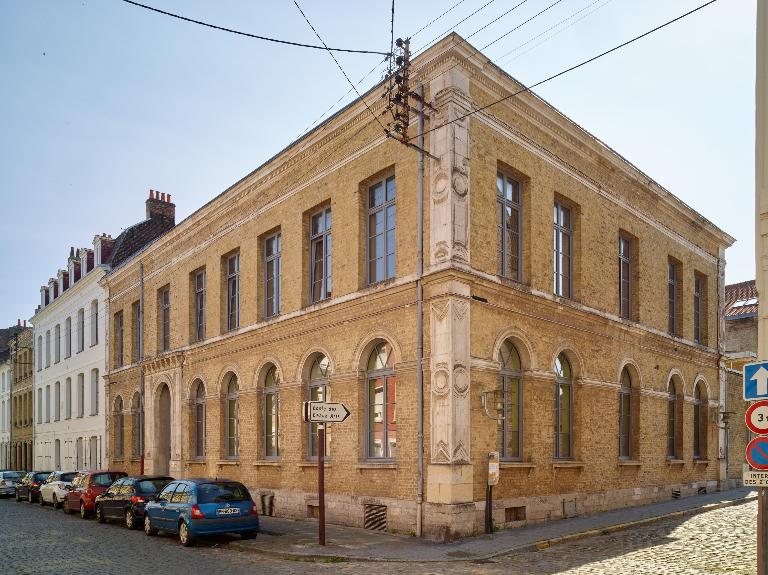 Ancien hospice, dit Maison des Apôtres, puis bureau de bienfaisance et orphelinat, actuellement Ecole de la deuxième chance