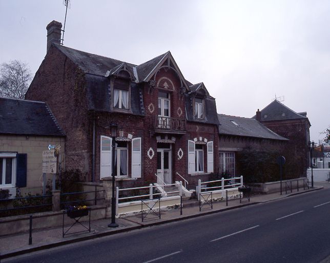 Maison avec ancien atelier de charpenterie et de menuiserie dit Etablissement H. Riquier