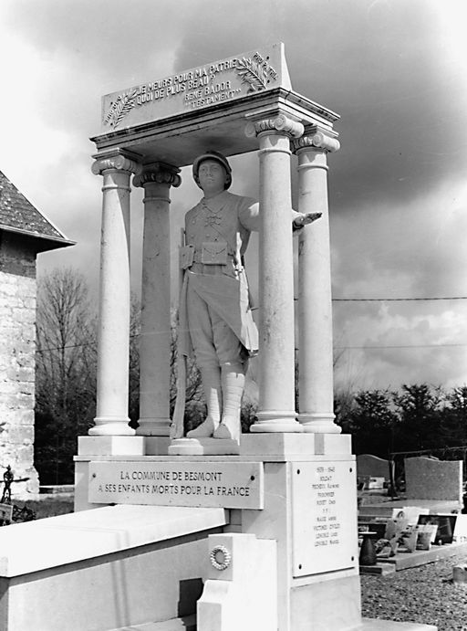 Statue (grandeur nature) : René Bador en tenue de fantassin