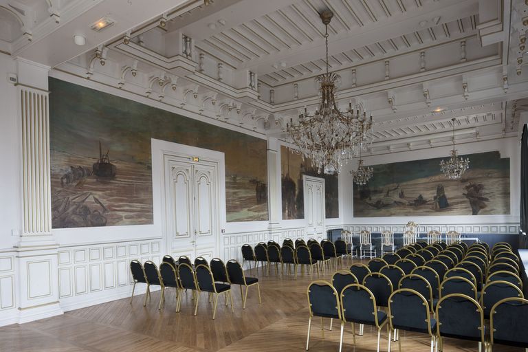 Peintures marouflées représentant des scènes de la vie quotidienne d'un port de pêche