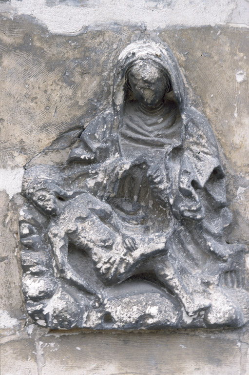 Relief : Vierge de pitié