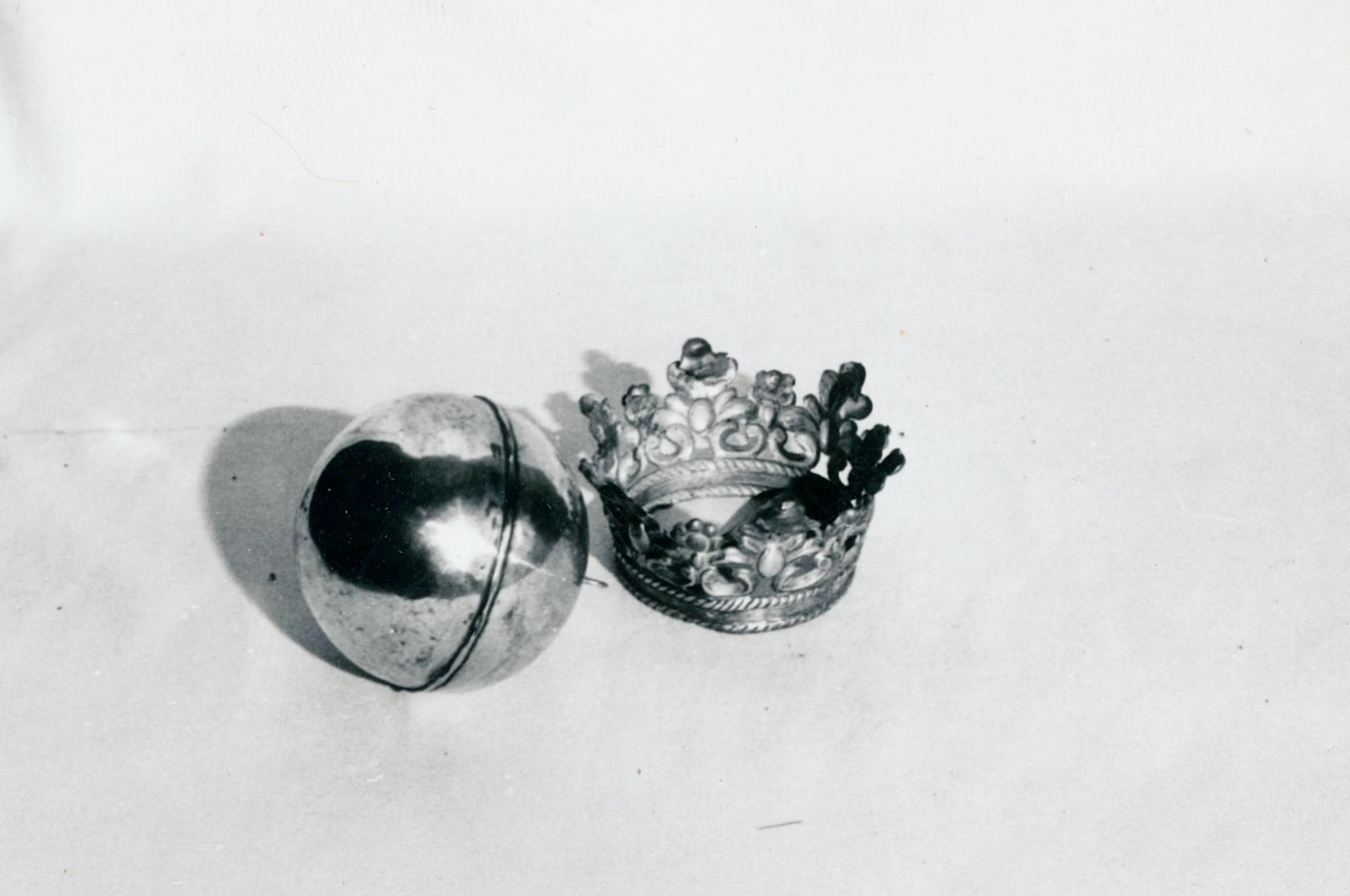 Attribut d'image sacrée (?) : globe (?)