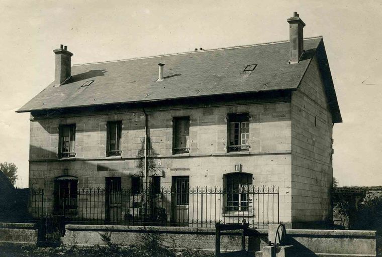 Ancienne abbaye cistercienne puis filature de coton et tissage de la Société des établissements d'Ourscamp, puis Compagnie d'Ourscamp, puis Société d´Ourscamp Mercier Meyer, puis Moritz et Cie