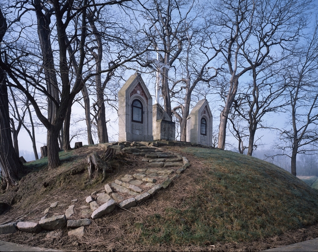 Calvaire et oratoires Sainte-Thérèse-de-Lisieux et Notre-Dame-de-Lourdes à Bouvignies