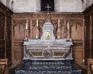 Ensemble du maître-autel (trois degrés d'autel, autel-tombeau, deux gradins d'autel, tabernacle architecturé)