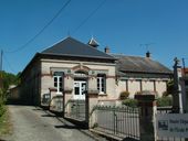 Mairie de Chevregny et ancienne école primaire actuel musée départemental de l'Ecole publique