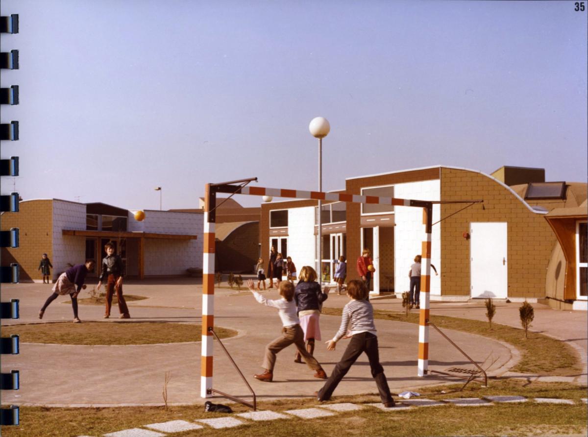 En 1978 : la cour de récréation du groupe scolaire Chateaubriand (quartier le Château) (AC Villeneuve d'Ascq ; 16W3).