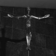 Deux croix (statuette, demi nature) : Christ en croix.