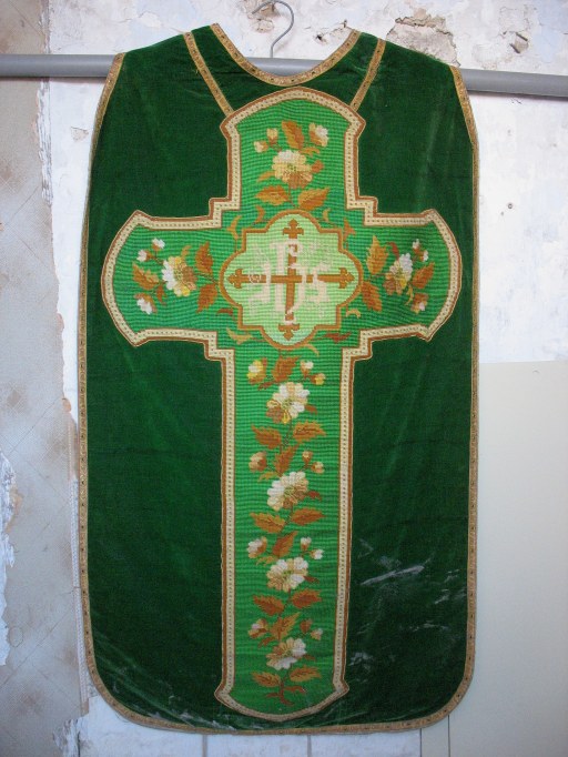 Ensemble : chasuble, étole, manipule, voile de calice, bourse de corporal (ornement vert)