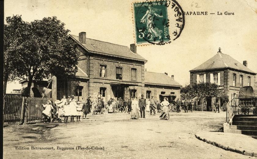 Place de la gare, puis rue de la gare.