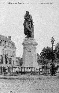 Statue (figure colossale) et son piédestal : Alexandre Dumas (œuvre de Carrier-Belleuse, détruite)