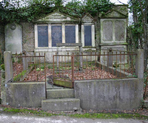 Enclos funéraire de la famille Le Roy-Bourniquet et de la famille Le Roy-Dompierre